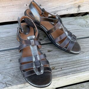 Clarks Artisan Pewter Leather Strappy Sandal Low Wedge Metallic Gray Reptile 9.5